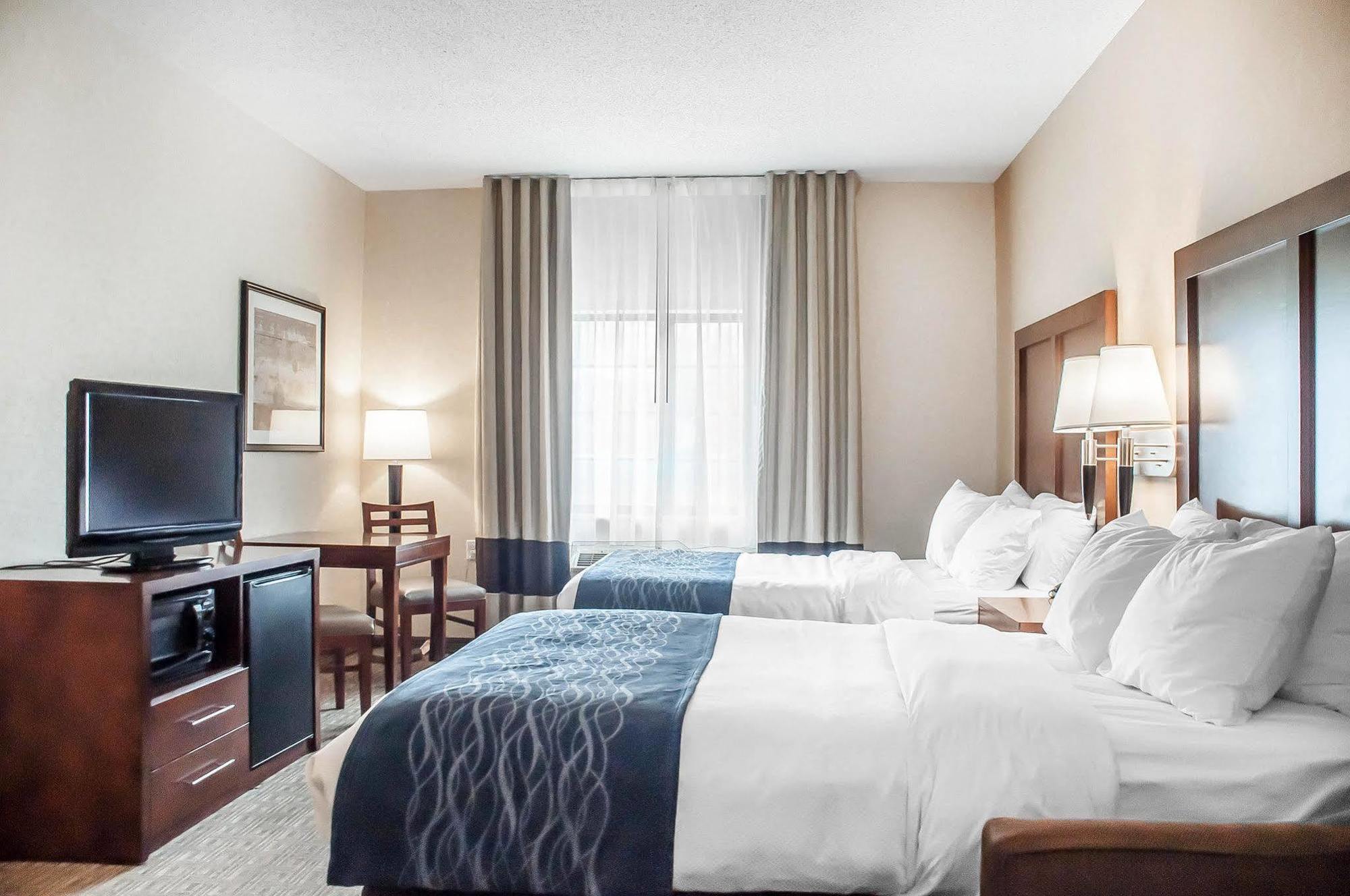 Comfort Inn & Suites Хамбург Екстериор снимка